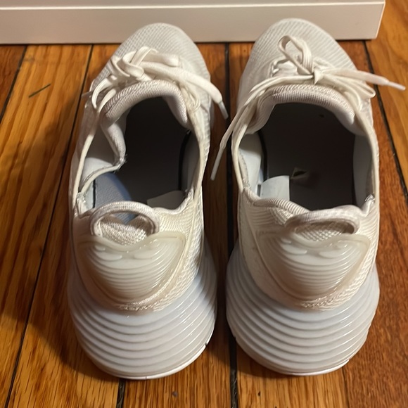 White Nike Air Max youth 7 otherwise women’s 8.5 - used only a couple of times - Picture 2 of 4